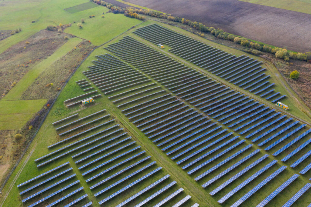 Solar Farms 101: Get Ready To Be Amazed By This Revolutionary Energy Source!